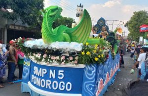 Penuh Filosofi, 5 Dayang SMPN 5 Ponorogo Kendarai Kereta Kyai Kanjeng Kudo Tacoko