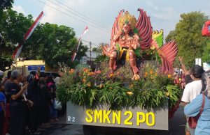 SMKN 2 Ponorogo Tampilkan Raja Rakai Wijaya di Pawai Lintas Sejarah Grebeg Suro