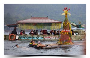 Larungan Sesaji Telaga Ngebel: Kang Bupati Sugiri Merawat Warisan Leluhur dengan Syukur