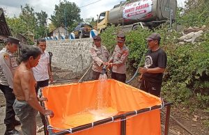 Polisi Peduli, Polsek Pulung Droping Air Bersih untuk Warga Karangpatihan, Pulung