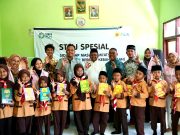 Berbagi Kebahagiaan, Srikandi PLN Bersama YBM Berikan Bantuan untuk Pesantren Anak Soleh pada Program STMJ