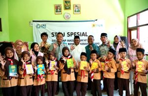 Berbagi Kebahagiaan, Srikandi PLN Bersama YBM Berikan Bantuan untuk Pesantren Anak Soleh pada Program STMJ