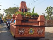 Taruna SMKN 1 Badegan Kawal Percandian Jatim di Kirab Grebeg Tutup Suro Bantarangin