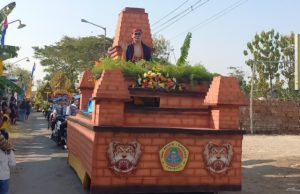 Taruna SMKN 1 Badegan Kawal Percandian Jatim di Kirab Grebeg Tutup Suro Bantarangin