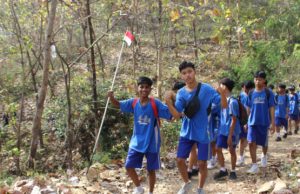 Ratusan Pelajar Hiking & Baksos di Sendang Bulus, Meriahkan HUT Ke-78 SMPN 1 Ponorogo
