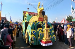 SMPN 2 Kauman Sekolah Para Juara, Arak Piala FRR, Memukau di Malam Spektakuler Bantarangin