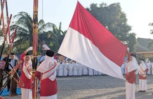 Paskibraka Putri & Nuansa Tradisi Warnai Upacara HUT RI Ke-79 Pesantren Darul Falah Ponorogo