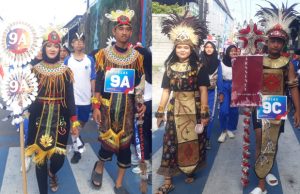 Jalan Sehat Berbalut Adat Nusantara, Semarakkan HUT Ke-64 SMPN 2 Ponorogo