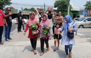 300 Pedagang Pasar Eks-Stasiun Ponorogo Suka Rela Sumbang Sembako Posko Rilis