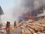 Butuh Waktu 15 Jam Padamkan Kebakaran Limbah Triplex di Ponorogo