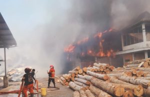 Butuh Waktu 15 Jam Padamkan Kebakaran Limbah Triplex di Ponorogo