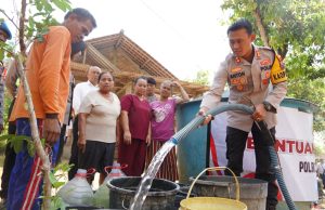 Droping Air Bersih di Desa Dayakan Polres Ponorogo Akan Bangun Sumur Bor Lagi