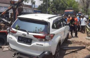 Tabrakan Beruntun Utara Polsek Slahung Ponorogo, Terios Masuk Sungai, Lima Luka-Luka