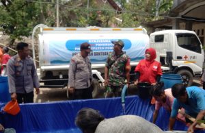 Kekeringan Melanda, Babinsa Kodim Ponorogo Kawal Penyaluran Air Bersih BPBD