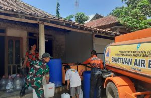 Babinsa Kodim Ponorogo Kawal BPBD & PMI Droping Air Bersih di Desa Pangkal