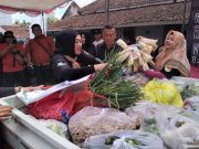 Sumbangkan Sayur & Buah, Pedagang Pasar Induk Ponorogo Dukung Rilis 2 Periode