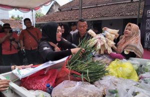 Sumbangkan Sayur & Buah, Pedagang Pasar Induk Ponorogo Dukung Rilis 2 Periode