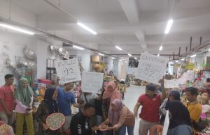 Kang Giri Belanja di Pasar Legi, Makan Soto Barsama Pedagang