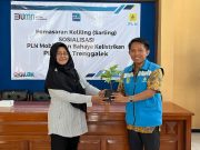 PLN ULP Trenggalek Adakan Sosialisasi Layanan Hingga Penyerahan Bibit Tanaman di Kelurahan Surodakan