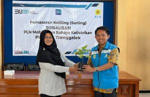PLN ULP Trenggalek Adakan Sosialisasi Layanan Hingga Penyerahan Bibit Tanaman di Kelurahan Surodakan