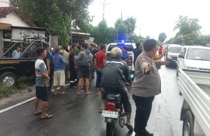 Menegangkan, Sopir Pick Up Terjepit Tabrakan Tronton di Ponorogo