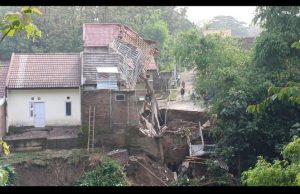 Ngeri, Rumah Tingkat Amblas di Ponorogo, Kisah Dramatis Suci & Anaknya