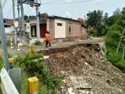 Hujan Deras, Talud di Sawoo Ponorogo Amblas Sepanjang 12 Meter