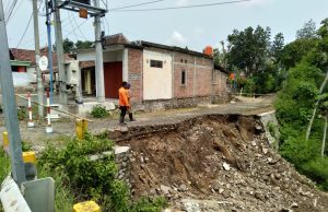 Hujan Deras, Talud di Sawoo Ponorogo Amblas Sepanjang 12 Meter