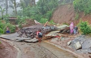 Longsor Timbun Rumah di Wonodadi, Ngrayun, Ponorogo: Kerugian Ratusan Juta