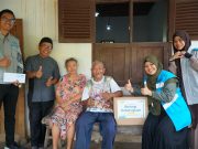 Berbagi Kebahagiaan, YBM dan Manajemen PLN UP3 Ponorogo Berikan Bantuan kepada Mbah Yahyo, Purnakarya PLN Berusia Hampir 100 Tahun