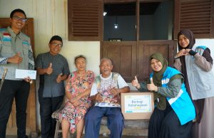 Berbagi Kebahagiaan, YBM dan Manajemen PLN UP3 Ponorogo Berikan Bantuan kepada Mbah Yahyo, Purnakarya PLN Berusia Hampir 100 Tahun