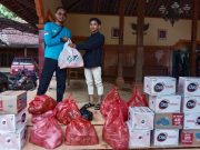 PLN UP3 Ponorogo Bersama YBM Salurkan Bantuan dan Berikan Edukasi Bahaya Listrik untuk Korban Banjir