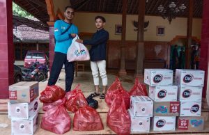 PLN UP3 Ponorogo Bersama YBM Salurkan Bantuan dan Berikan Edukasi Bahaya Listrik untuk Korban Banjir