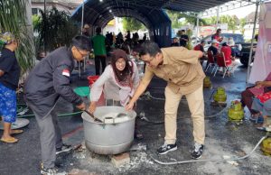PWI Ponorogo Berjibaku di Dapur Umum PKK, Sediakan Logistik Terdampak Banjir