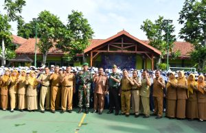 Bangun Karakter, Dandim Jadi Pembina Upacara di SMPN 5 Ponorogo