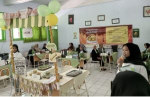 PEMBELAJARAN BERBASIS PROYEK DAN PENDIDIKAN KARAKTER SEBAGAI SARANA UNTUK MEMBEKALI SISWA SMK KE DUNIA NYATA