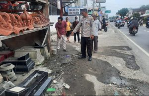 Pengendara Vixion Tewas Tabrak Kijing & Pot di Balong Ponorogo