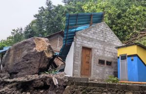 Bongkahan Batu Besar Timpa Rumah Warga di Ngilo-ilo, Slahung, saat Hujan Lebat