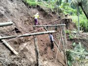 Kerja Keras Bikin Jembatan Penghubung & Penopang Pipa Irigasi Ngebel