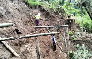 Kerja Keras Bikin Jembatan Penghubung & Penopang Pipa Irigasi Ngebel