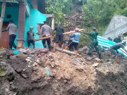 Puing-Puing Rumah Narto Tertimpa Batu Raksasa Mulai Dibersihkan
