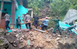Puing-Puing Rumah Narto Tertimpa Batu Raksasa Mulai Dibersihkan