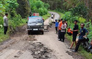 Jalan Amblas di Ngrayun Ponorogo, Akses Warga Terputus Akibat Longsor