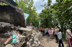 Batu Raksasa Hancurkan Rumah di Ngilo-ilo, Susilowati Sugiri Sancoko Berikan Bantuan Cepat