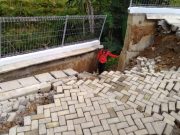 Pagar SDN 3 Temon Ngrayun Ponorogo Ambrol Akibat Longsor