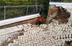 Pagar SDN 3 Temon Ngrayun Ponorogo Ambrol Akibat Longsor