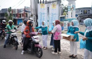Tebar Kebahagiaan Ramadhan: Srikandi PLN Bersama PIKK PLN UP3 Ponorogo Berbagi Ratusan Takjil di Ponorogo