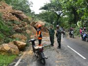 Tanah Longsor Tutup Jalan Ponorogo-Pacitan, Dandim Langsung Terjun ke Lokasi