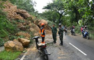 Tanah Longsor Tutup Jalan Ponorogo-Pacitan, Dandim Langsung Terjun ke Lokasi