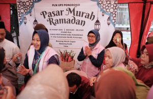 PLN Bersama YBM dan Srikandi PLN Berpartisipasi dalam Bazar Sembako Murah di Ponorogo